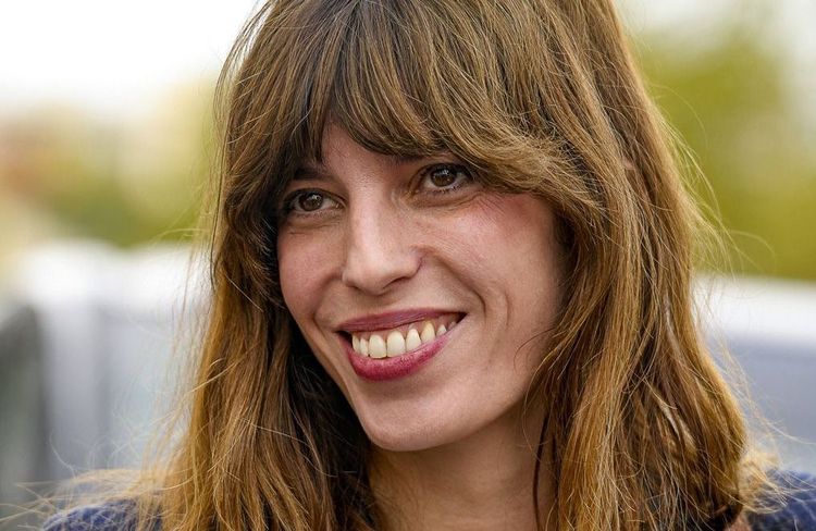 Lou Doillon mise sur la combinaison de couleurs idéale pour l'automne