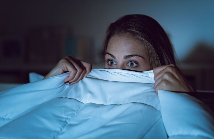 Alertée par des ronflements, elle découvre sous son lit… son ex qui avait interdiction de l’approcher