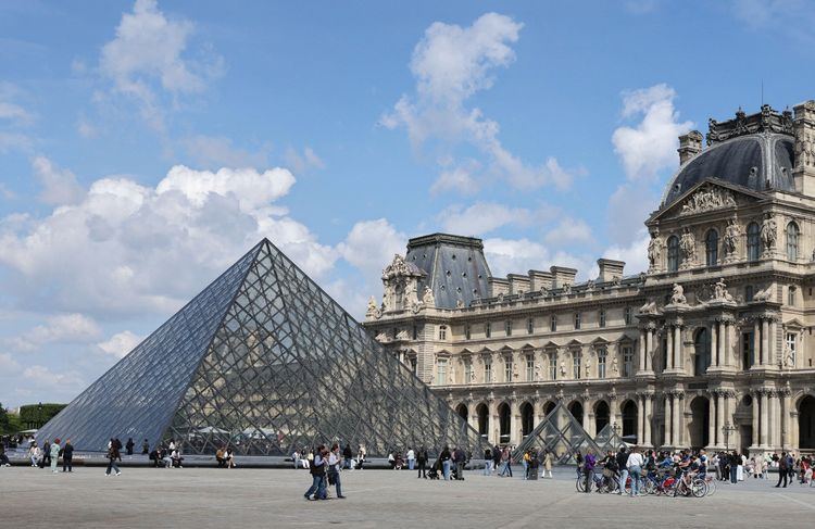 Braquage du Louvre : Romain Gavras prépare un film sur le casse du siècle