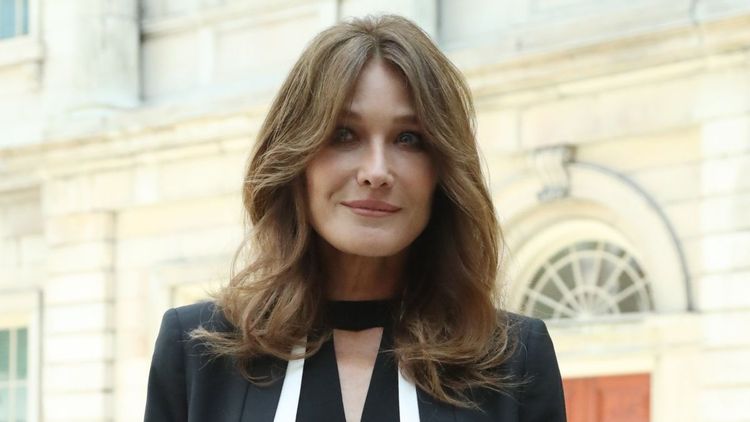 "Peu d'artistes sont aussi…" : Carla Bruni sans détours au sujet de Slimane