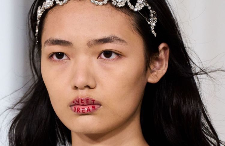 À Londres, la nouvelle tendance maquillage transforme les lèvres en oeuvre d'art
