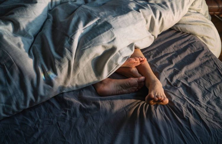 Pourquoi dormir nu renforce l’intimité du couple