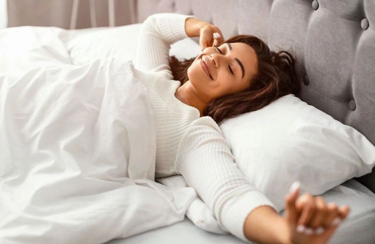 Se maquiller avant d'aller dormir, la micro-tendance qui obsède les réseaux sociaux