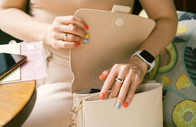 Qu’est-ce que le « test du sac à main », cette pratique illégale qui perdure en entretien d’embauche ?