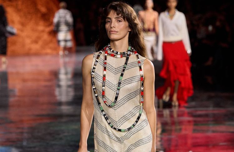 Lux, la sœur de Pedro Pascal, fait ses débuts sur le podium de Chanel face à son frère
