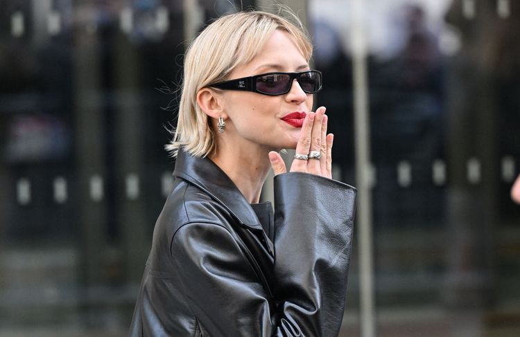 Total look cuir, coupe courte… voici comment Angèle affirme-t-elle son style