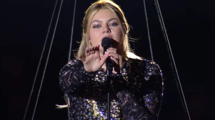 "J’ai la chair de poule" : Louane chante Maman sur la scène de l’Eurovision, les internautes conquis