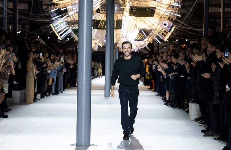 ELLE Debriefe - Fashion Week Jour 8 : capelines d’hiver chez Chanel et standing ovation pour Nicolas Ghesquière