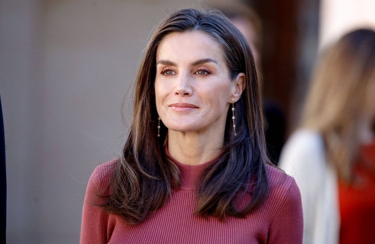 Exit le brushing lisse, Letizia d’Espagne surprend avec une chevelure bouclée grisonnante