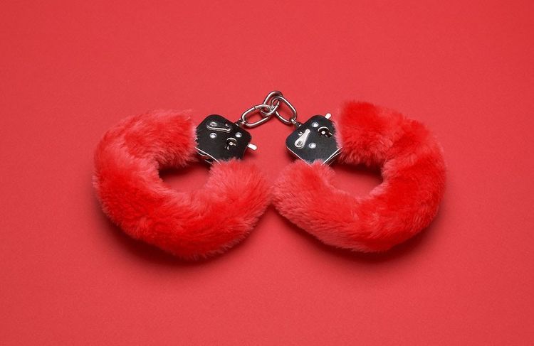 BDSM : un fantasme majoritairement masculin ? Ce que révèle l’écart entre hommes et femmes sur nos rapports