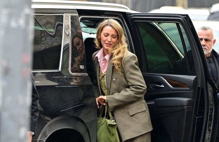 Tailoring impeccable, layering audacieux : le look de tribunal de Blake Lively qui en dit beaucoup