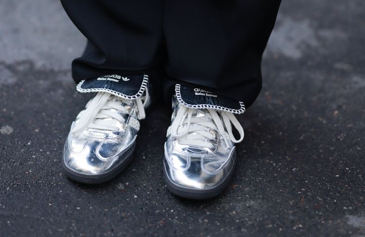 Ces baskets argentées sont la clé pour booster nos pantalons de printemps