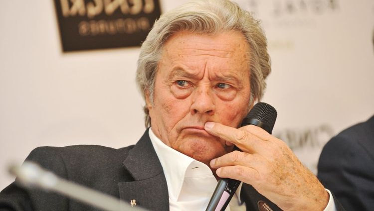Après sa mort, une proche d'Alain Delon révèle quel amant il était : "On avait des rapports...