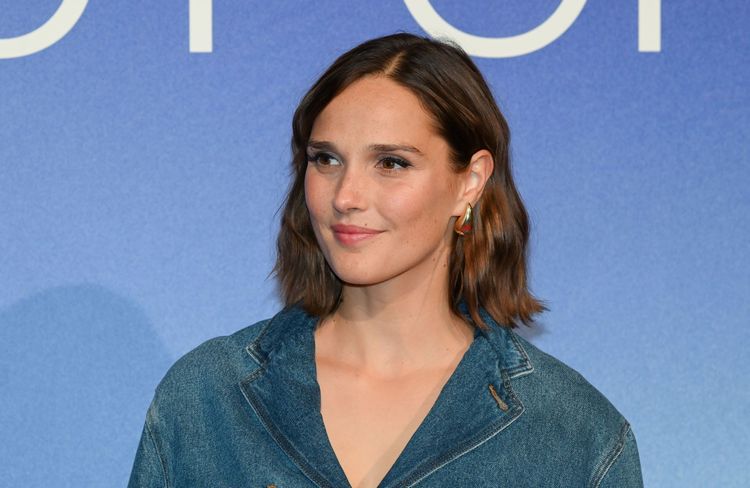 Camille Lou « complexée » par son corps, elle revient sur son adolescence difficile