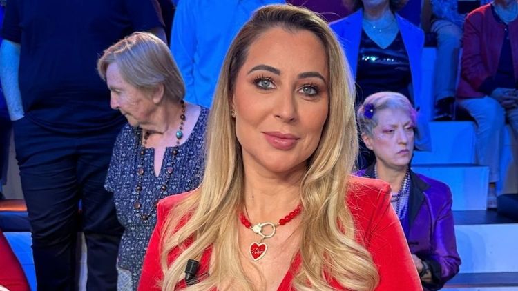 Magali Berdah prend la parole avec des bleus sur le visage