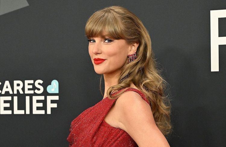 Taylor Swift : les révélations du père de Travis Kelce sur la demande en mariage