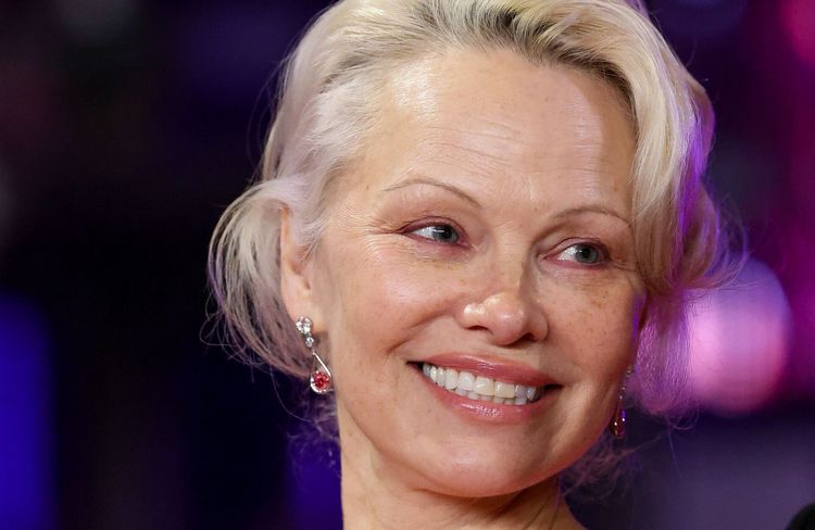 Pamela Anderson ose le liner rose : la tendance maquillage des yeux qui va dominer le printemps 2026