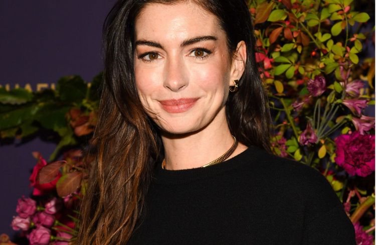 La facialiste d’Anne Hathaway révèle ses secrets contre les poches et cernes