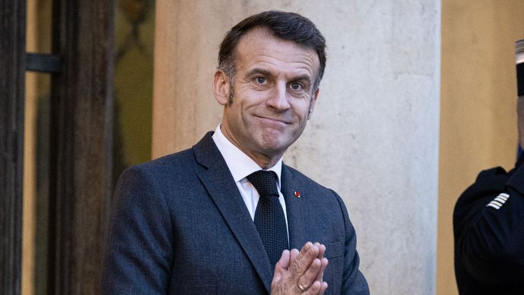 Emmanuel Macron "enragé" de ne pas pouvoir se représenter en 2027, "il compte bien revenir en 2032"