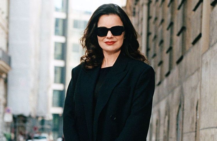 À 66 ans, Fran Drescher (« Une nounou d’enfer ») incarne l’élégance à la française pour AMI