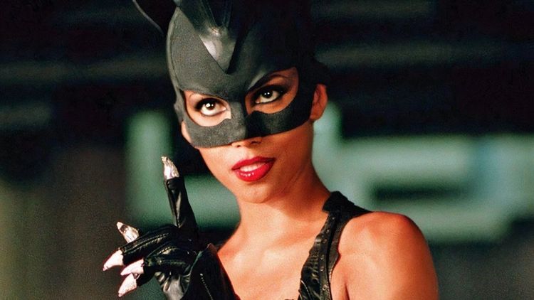 20 ans après, Halle Berry (57 ans) renfile le costume de Catwoman... Mais sans le haut