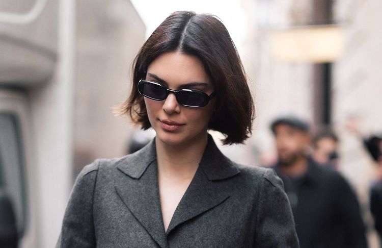 L’accessoire d’hiver de Kendall Jenner pour sublimer un tailleur-jupe élégant