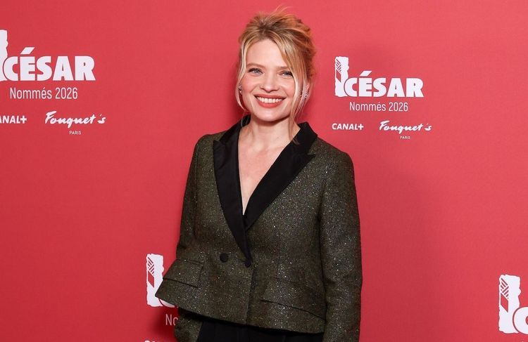 Pour le Dîner des Nommés aux César, Mélanie Thierry signe une leçon d’élégance en portant le premier tailleur Dior par Jonathan Anderson