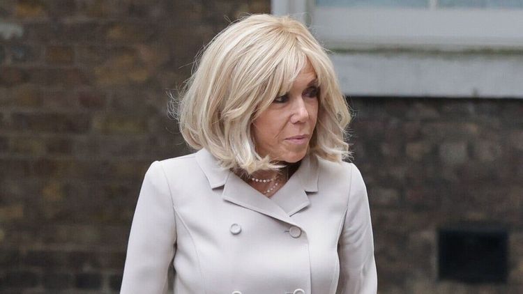 Brigitte Macron (72 ans) grillée sur une plage avec un "naturiste", ce cliché olé-olé dont elle a voulu se débarrasser