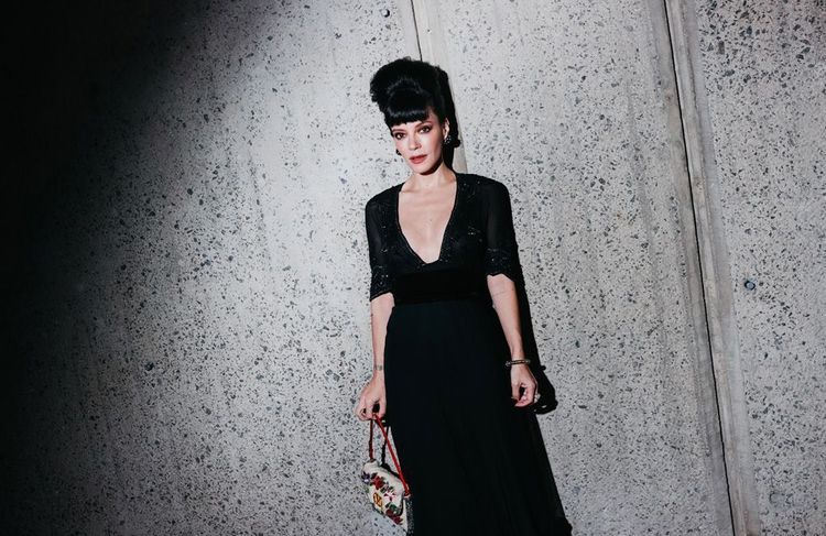 Lily Allen porte une robe faite des tickets de caisse des cadeaux offerts par son ex David Harbour à ses maîtresses