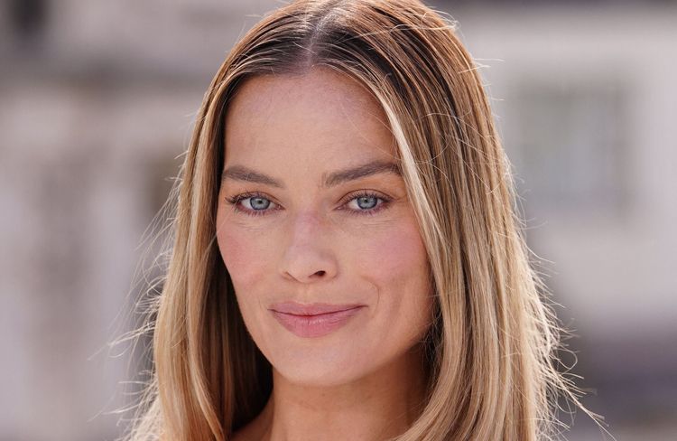 Les ongles « baby rose » de Margot Robbie signent le retour des manucures minimalistes cet automne