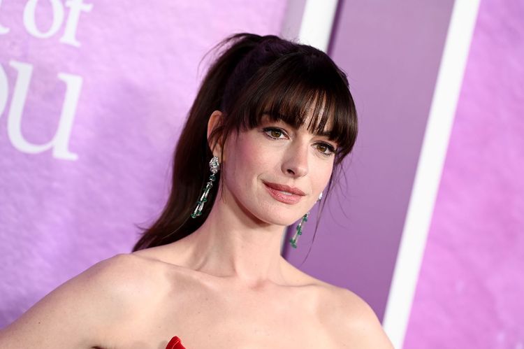 Coiffure : Anna Hathaway renoue avec sa pixie cut