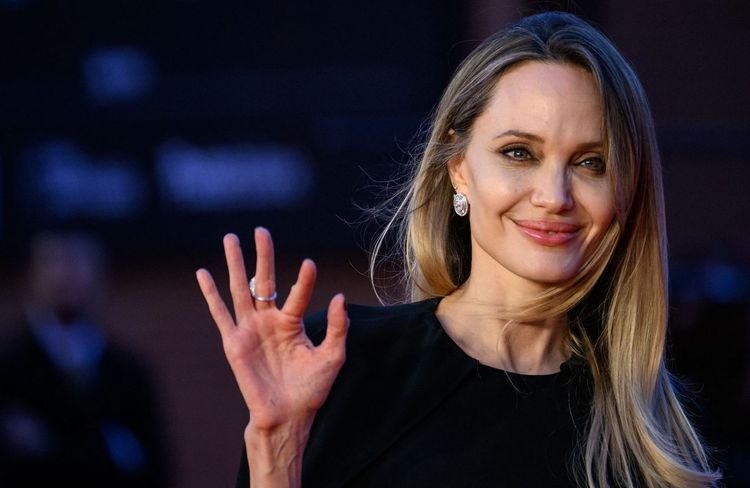 Angelina Jolie dévoile pour la première fois la cicatrice de sa double mastectomie