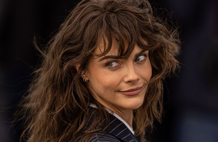 Cara Delevingne adopte à son tour cette frange très appréciée des Françaises