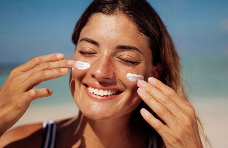 « Sunscreen sandwich » : la méthode toute simple pour enfin bien appliquer sa crème solaire