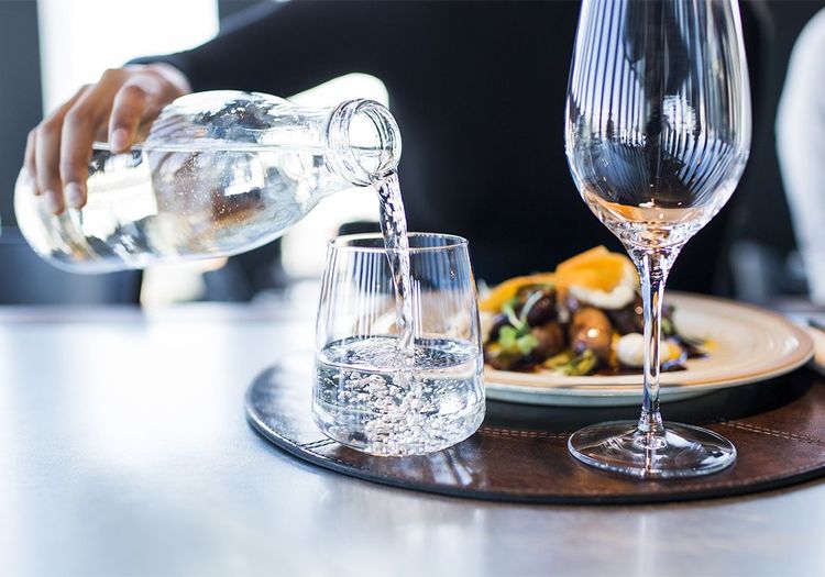Faut-il ou non boire de l’eau pendant les repas ?