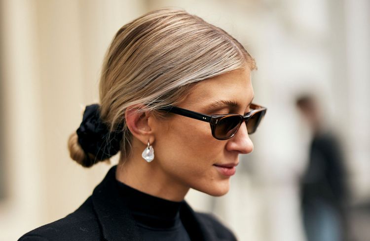 Le chignon que les Françaises portent à 18h est la tendance cheveux la plus chic de l'été