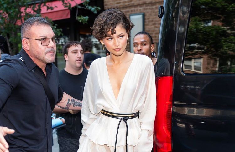 En silhouette de déesse grecque, Zendaya renoue avec le « method dressing » pour la promo de « L'Odyssée »