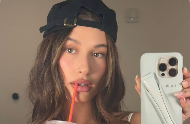 Hailey Bieber succombe aux « Ice Cream Nails », la manucure la plus cool de l’été