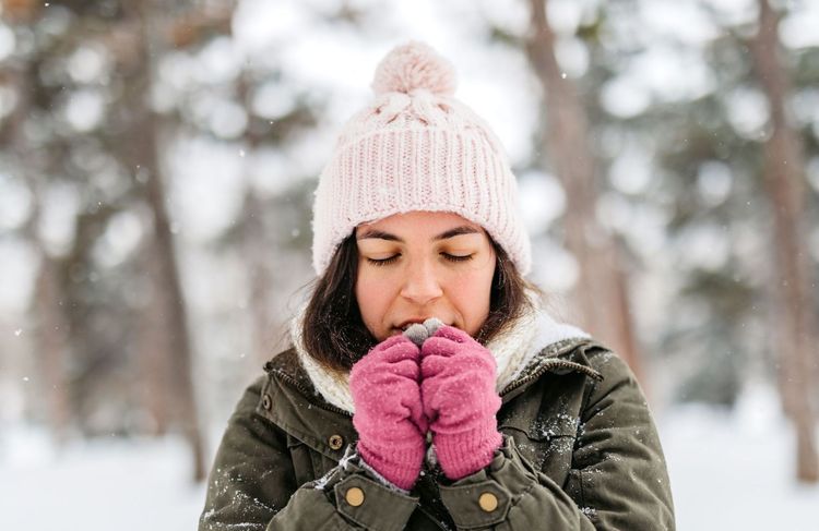 Écharpes, bonnets… L’astuce parfaite pour garder le cou et la tête bien emmitouflés, sans être décoiffée