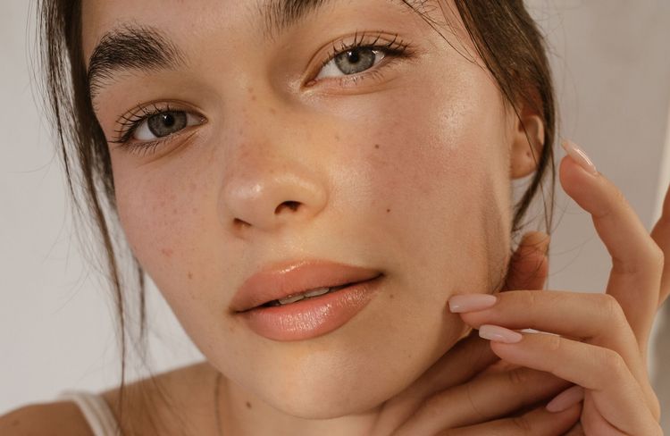 Sérum et baignade : une dermatologue dévoile le délai à respecter pour ne pas gâcher son soin