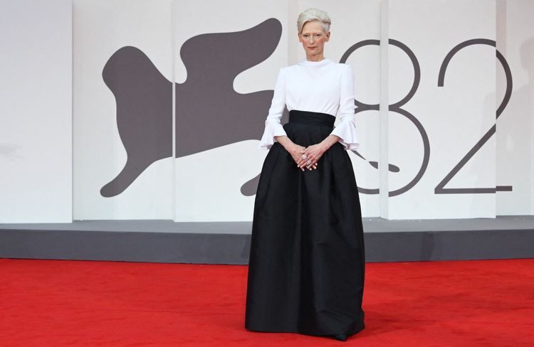 Mostra de Venise 2025 : Tilda Swinton illumine le tapis rouge en noir et blanc