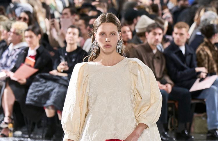 Oubliez vos idées reçues, cette robe de mariée 80’s fait son grand retour