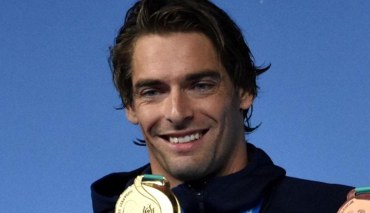 Camille Lacourt (39 ans) brise le silence sur sa dépendance à l'alcool : "Plusieurs canettes