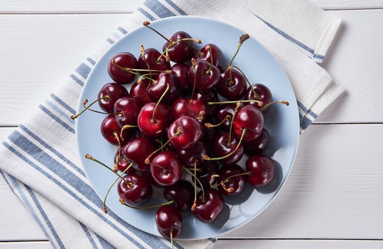 Anti-gaspi : voici l'astuce originale pour transformer les queues de cerises en boisson détox