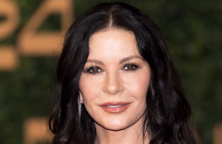 À 55 ans, Catherine Zeta-Jones dévoile une couleur de cheveux surprenante