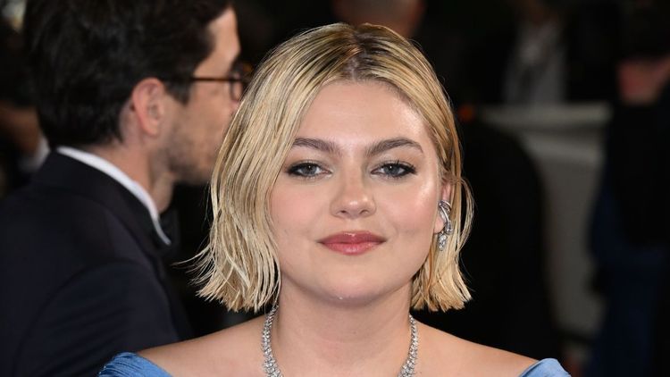 À 27 ans, Louane sans gêne sur ce moment intime : "Arrachage de culotte...