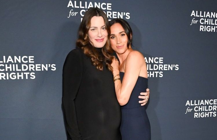 Meghan Markle succombe à cette robe sensuelle sur le tapis rouge