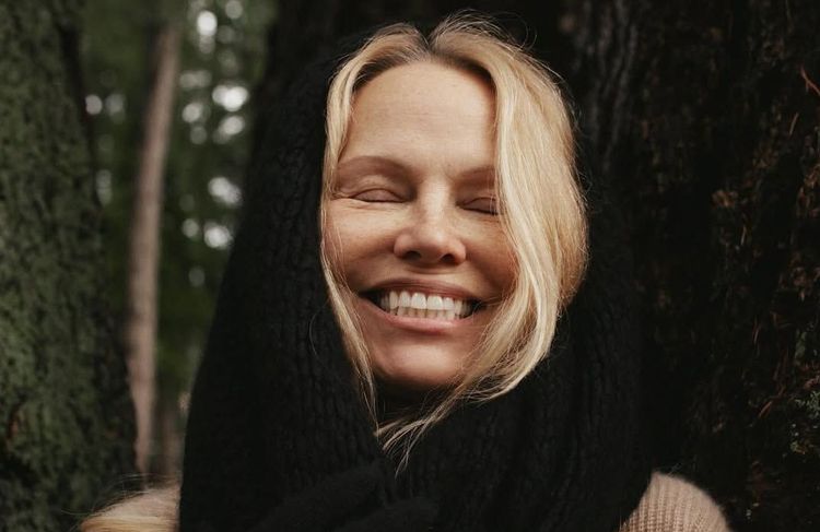 Pamela Anderson remet au goût du jour cette façon très française de porter son écharpe