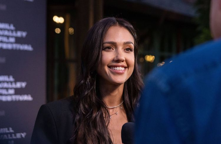 Jessica Alba dévoile les coulisses de ses vacances romantiques avec son compagnon Danny Ramirez