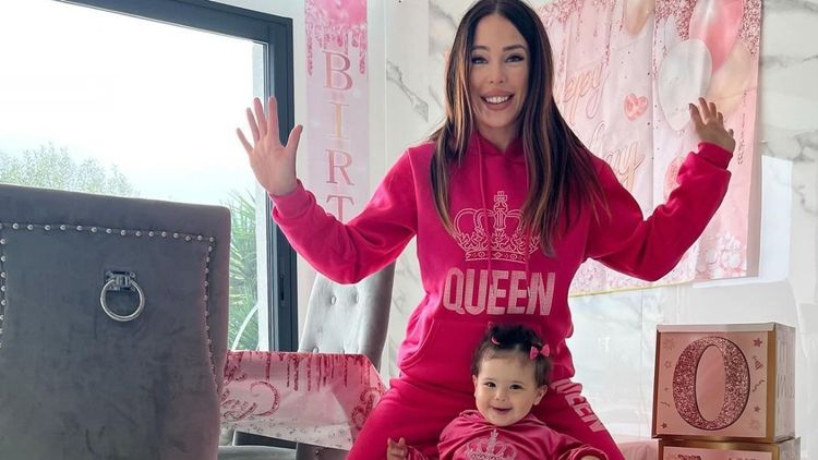 Kim Glow s'attire la foudre des internautes en parlant de sa fille : "Elle est tellement…"